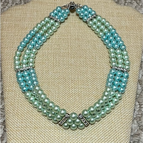 Three Row Shell Pearls Collar Necklace - Picture 4 of 6